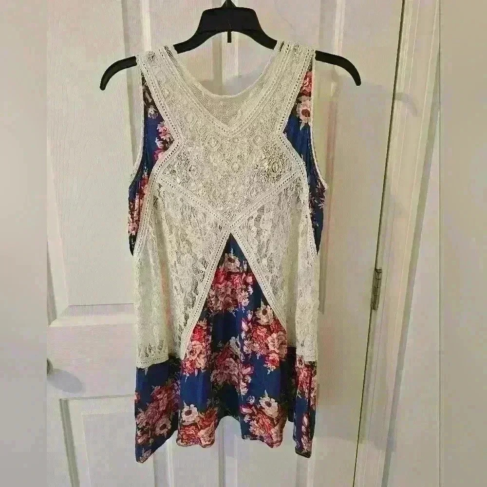UMGEE Boho Style Lace Key Hole Button Back top Size S